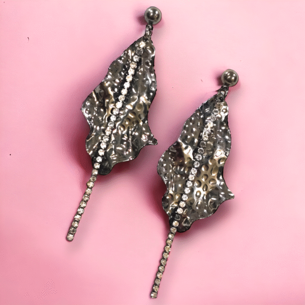 Leaf dangler earrings with stone and chain details