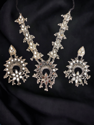 Long oxidized necklace with earrings