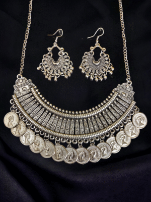 Bright Afghani-style choker with earrings.