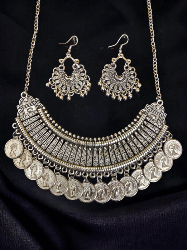 Bright Afghani-style choker with earrings.