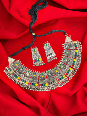Bright Afghani-style choker with earrings.
