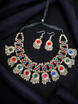 Bright Afghani-style choker with earrings.
