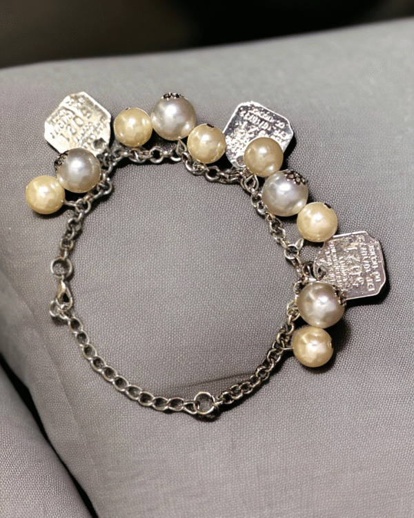 Chunky bracelet with floral detailing