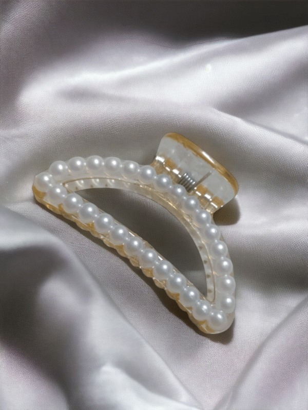 Pearl claw clip for daily use - elegant and simple