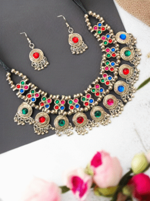 Bright Afghani-style choker with earrings.