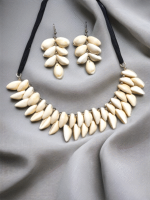 Bohemian-style seashell necklace with earrings. Boho seashell necklace and earrings