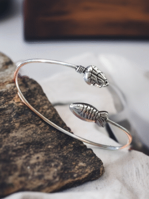 Oxidized bracelet with textured pattern