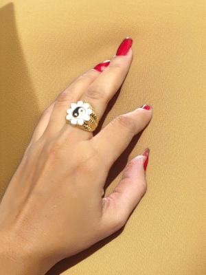 Dainty floral design ring