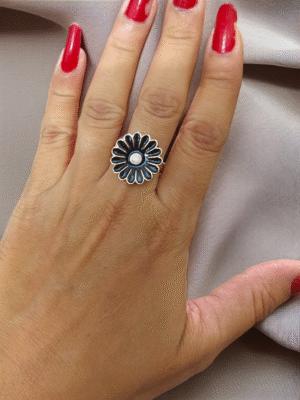Adjustable daisy floral ring