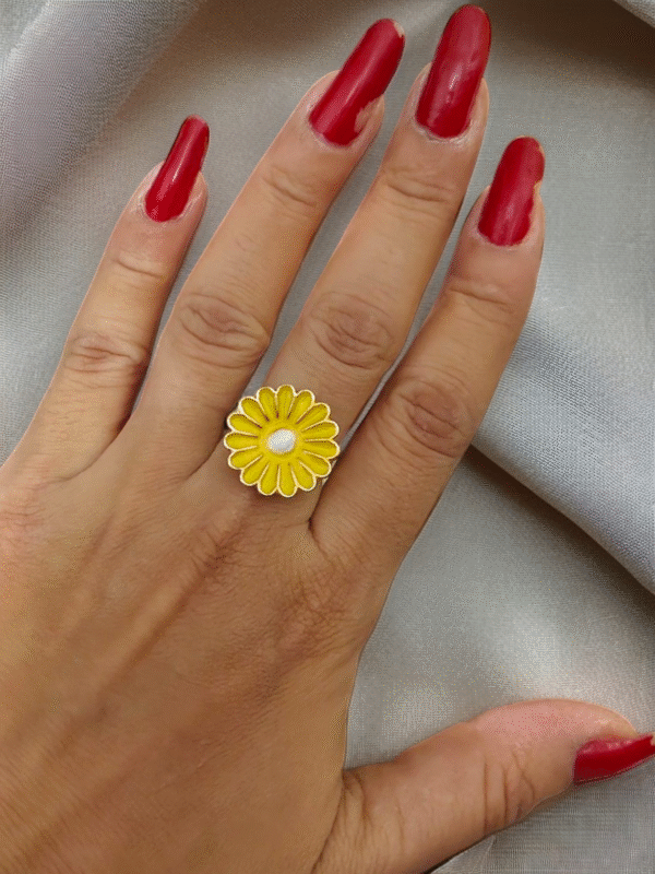 Elegant daisy floral ring